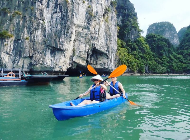 Kayaing in Ha long bay