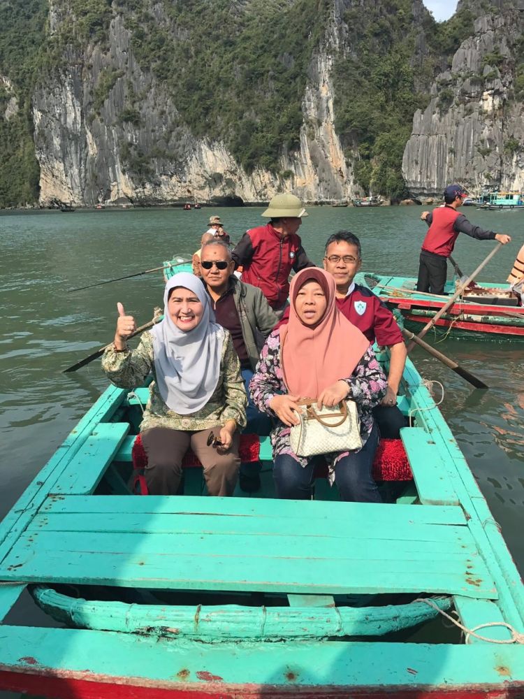 boat visit Luon Cave
